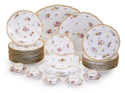 Lot 5 - A MEISSEN DINNER SERVICE