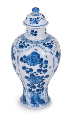 Lot 42 - A SMALL BLUE AND WHITE BALUSTER VASE AND COVER, KANGXI