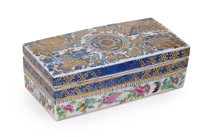 Lot 52 - A CHINESE EXPORT PORCELAIN RECTANGULAR PEN BOX AND COVER