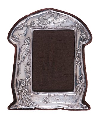 Lot 170 - AN EDWARDIAN SILVER-MOUNTED PHOTOGRAPH FRAME