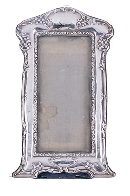 Lot 174 - AN EDWARDIAN SILVER-MOUNTED PHOTOGRAPH FRAME