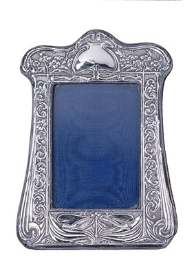 Lot 179 - AN EDWARDIAN SILVER-MOUNTED PHOTOGRAPH FRAME