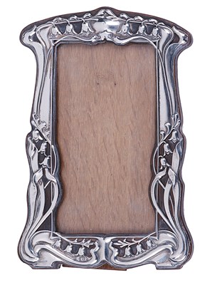 Lot 180 - AN EDWARDIAN SILVER-MOUNTED PHOTOGRAPH FRAME