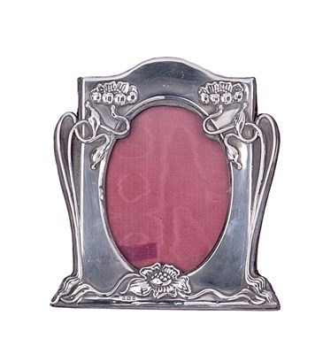 Lot 183 - AN EDWARDIAN SILVER-MOUNTED PHOTOGRAPH FRAME