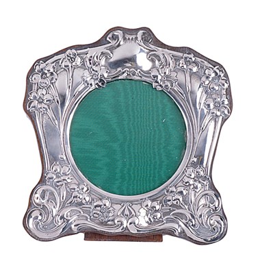 Lot 184 - AN EDWARDIAN SILVER-MOUNTED PHOTOGRAPH FRAME