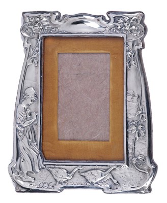 Lot 185 - AN EDWARDIAN SILVER-MOUNTED PHOTOGRAPH FRAME