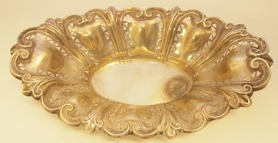 Lot 194 - AN EDWARDIAN SILVER SWEETMEAT DISH