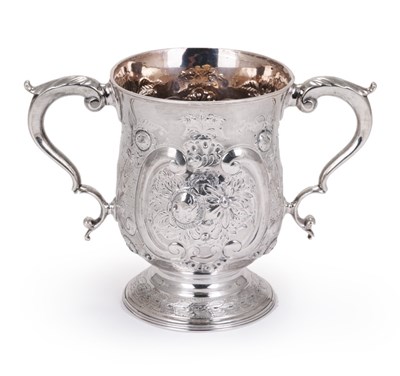 Lot 221 - A GEORGE III LATER CHASED SILVER CUP