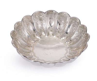 Lot 233 - A VICTORIAN SILVER DISH