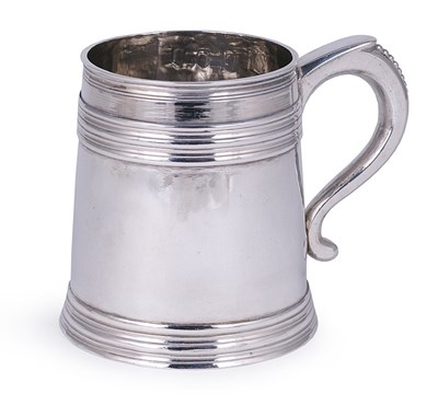 Lot 269 - A WILLIAM III SILVER MUG