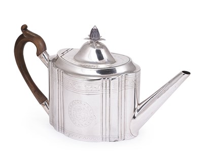 Lot 308 - AN IRISH GEORGE III SILVER TEAPOT