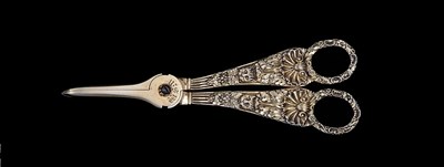 Lot 327 - A PAIR OF GEORGE IV SILVER-GILT GRAPE SCISSORS