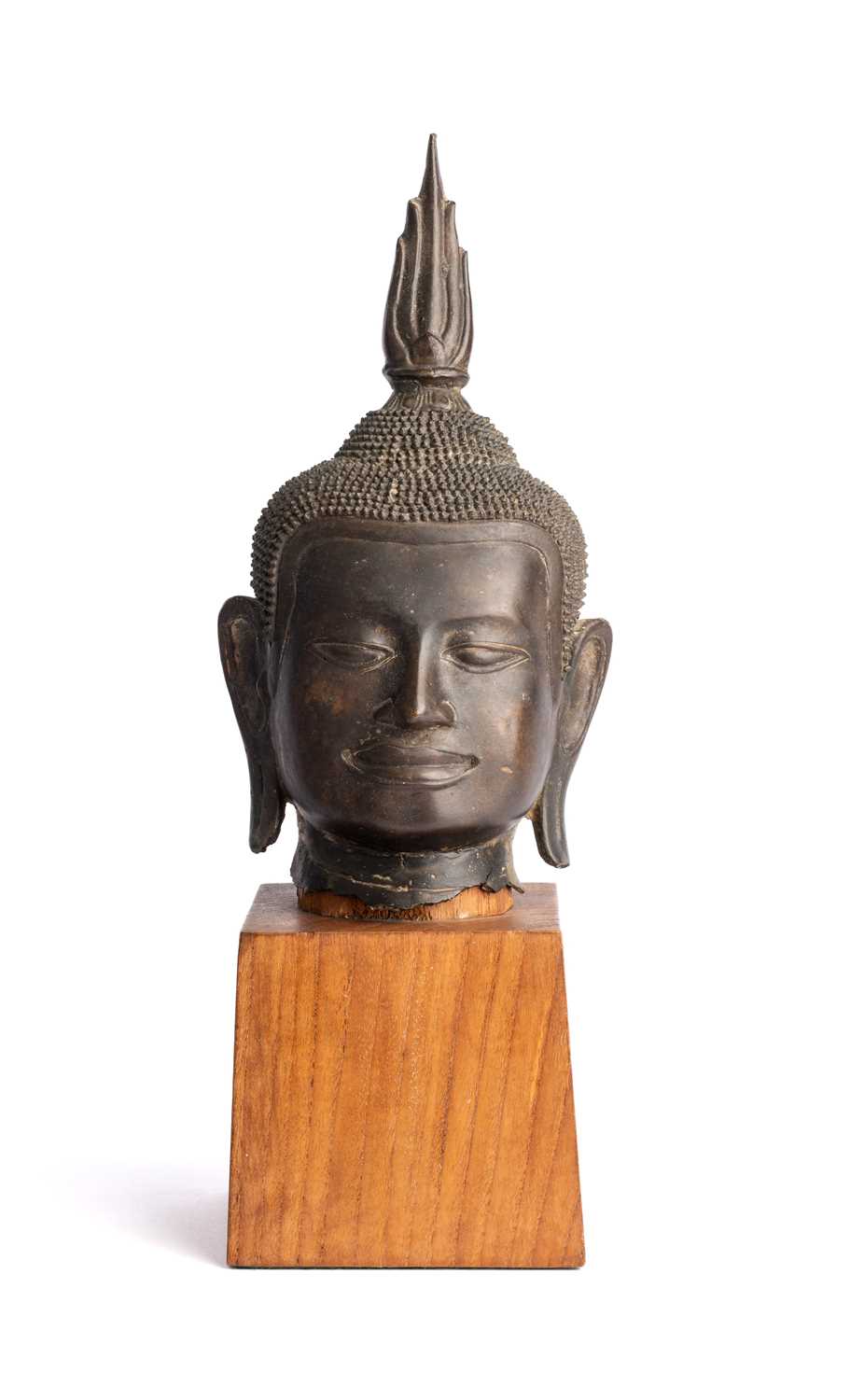 Lot 235 - □ AN U-THONG STYLE BRONZE HEAD OF BUDDHA, THAILAND, 15TH CENTURY OR LATER