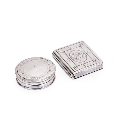 Lot 369 - AN IRISH GEORGE III SILVER COMFIT OR PATCH BOX