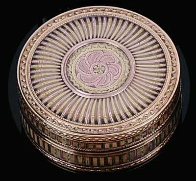 Lot 374 - A LOUIS XVI TWO-COLOUR GOLD AND COMPOSITION SNUFF BOX