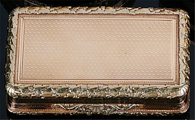 Lot 375 - A GEORGE III TWO-COLOUR GOLD SNUFF BOX