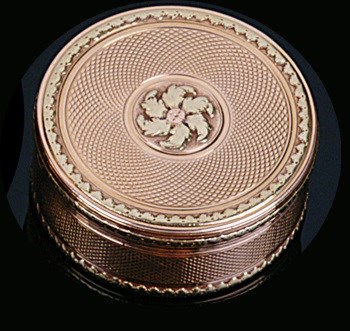 Lot 380 - A LOUIS XVI TWO-COLOUR GOLD BONBONNIERE