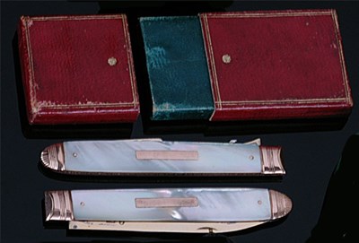 Lot 384 - A GEORGE III GOLD-MOUNTED, MOTHER-OF-PEARL AND SILVER-GILT TRAVELLING FRUIT KNIFE AND FORK SET