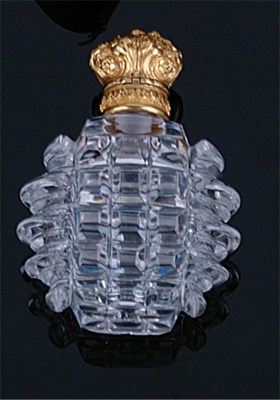 Lot 388 - AN ENGLISH GOLD-MOUNTED CUT GLASS SCENT FLASK