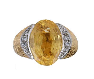 Lot 443 - YELLOW SAPPHIRE AND DIAMOND RING