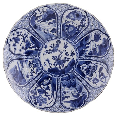 Lot 6 - A CHINESE BLUE AND WHITE PORCELAIN CHARGER