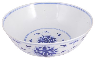 Lot 7 - A CHINESE BLUE AND WHITE 'LOTUS' BOWL