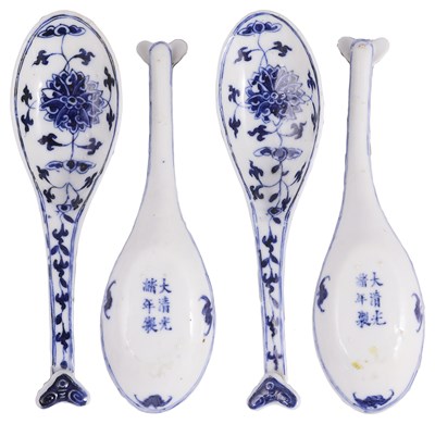 Lot 9 - A SET OF FOUR CHINESE BLUE AND WHITE SPOONS