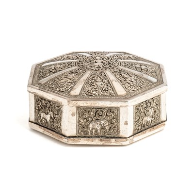 Lot 738 - A SINHALESE SILVER BOX, SRI LANKA, CIRCA 1900