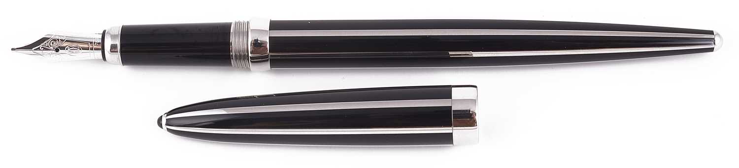 Lot 610 - A CARTIER LIMITED EDITION DESK FOUNTAIN PEN