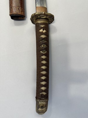 Lot 301 - A JAPANESE SHIN-GUNTO, SHOWA PERIOD (1926-1945), BLADE 1600-1700, SIGNED TAKADA JU FUJIWARA MUNEKAGE