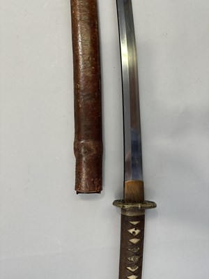 Lot 301 - A JAPANESE SHIN-GUNTO, SHOWA PERIOD (1926-1945), BLADE 1600-1700, SIGNED TAKADA JU FUJIWARA MUNEKAGE