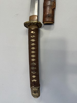 Lot 301 - A JAPANESE SHIN-GUNTO, SHOWA PERIOD (1926-1945), BLADE 1600-1700, SIGNED TAKADA JU FUJIWARA MUNEKAGE