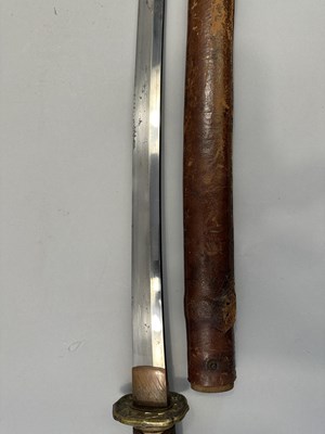 Lot 301 - A JAPANESE SHIN-GUNTO, SHOWA PERIOD (1926-1945), BLADE 1600-1700, SIGNED TAKADA JU FUJIWARA MUNEKAGE