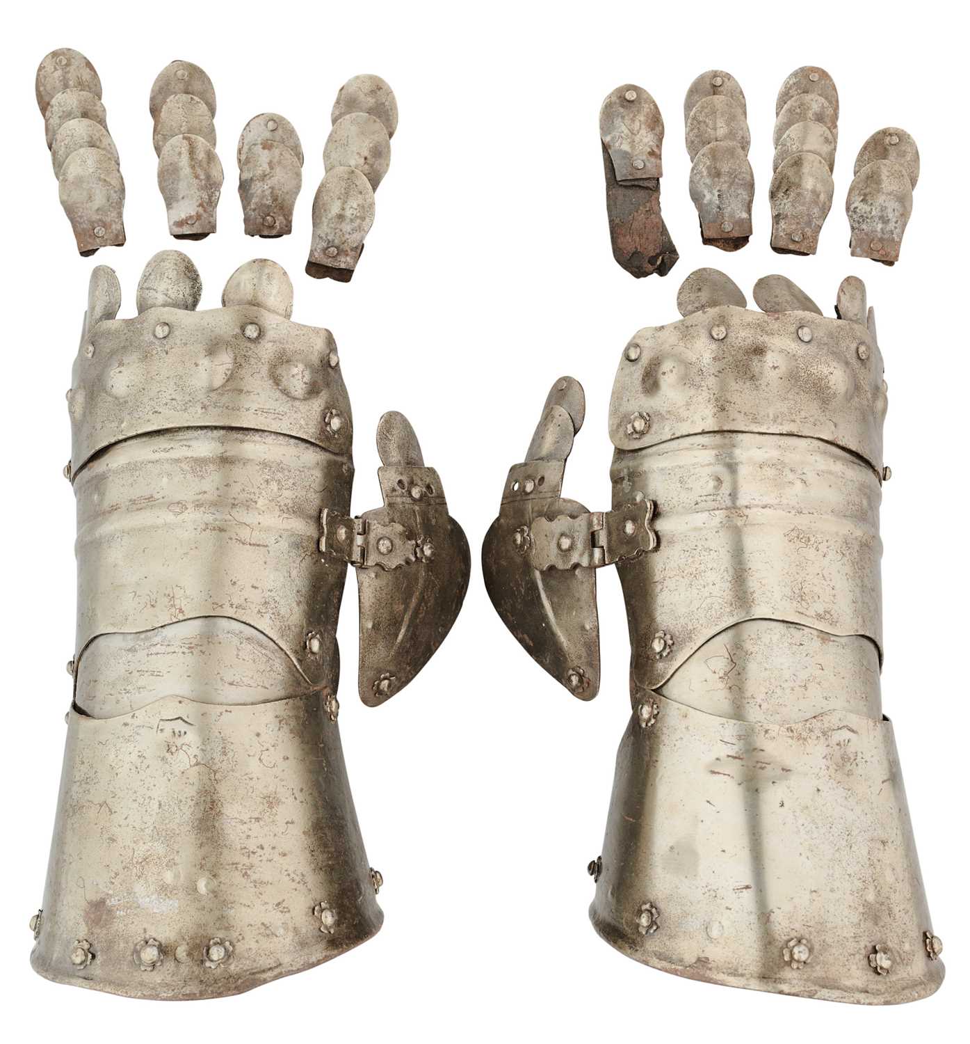 Lot 328 - A PAIR OF FINGERED GAUNTLETS IN 16TH/17TH CENTURY STYLE