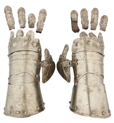 Lot 151 - A PAIR OF FINGERED GAUNTLETS IN 16TH/17TH CENTURY STYLE