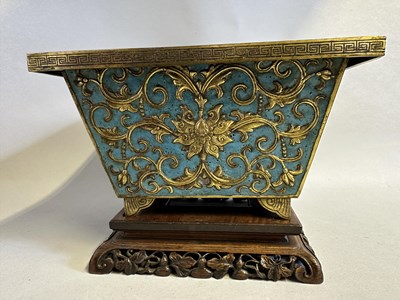 Lot 34 - A CHINESE GILT-COPPER AND CHAMPLEVE ENAMEL JARDINIERE, QING DYNASTY (1644-1911)