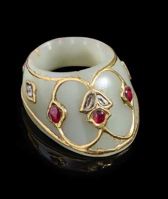 Lot 136 - A FINE INDIAN GOLD AND GEM-SET JADE ARCHER'S RING, LATE 17TH/18TH CENTURY