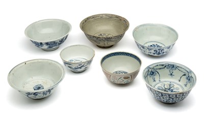 Lot 6 - A STUDY GROUP OF SEVEN CHINESE BLUE AND WHITE BOWLS, MING DYNASTY