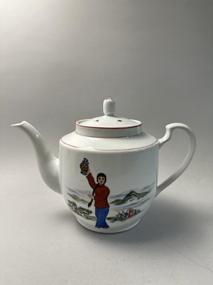 Lot 125 - A CHINESE 'LEGEND OF THE RED LANTERN' TEAPOT AND COVER, 1960/70's