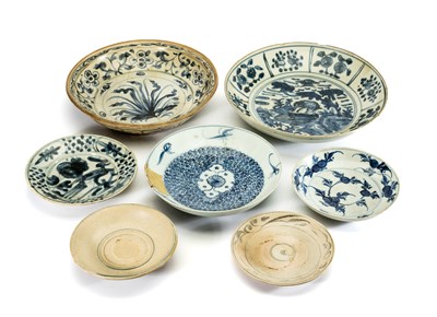 Lot 4 - A LARGE CHINESE BLUE AND WHITE DISH, LATE MING DYNASTY