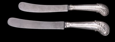 Lot 149 - A SET OF TWELVE GEORGE III SILVER DINNER KNIVES AND TWELVE DESSERT KNIVES