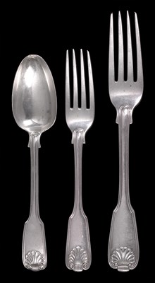Lot 153 - A MATCHED SET OF GEORGIAN & VICTORIAN TABLE SILVER