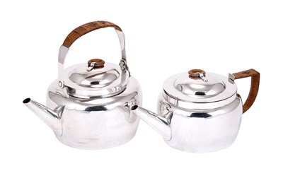 Lot 193 - A VICTORIAN SILVER TRAVELLING TEA KETTLE AND TEAPOT