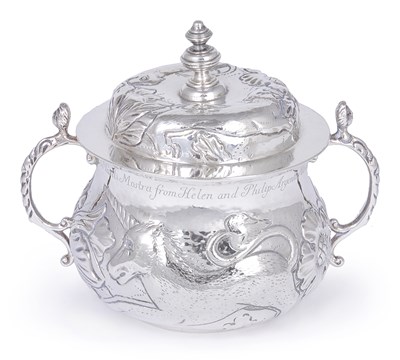 Lot 208 - A GEORGE V SILVER PORRINGER AND COVER