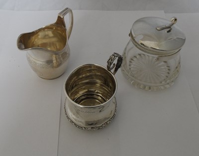 Lot 214 - A GEORGE V SILVER CREAM JUG