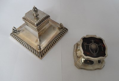 Lot 216 - AN EDWARDIAN SILVER INKWELL