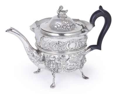 Lot 238 - AN IRISH VICTORIAN SILVER TEAPOT