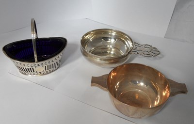 Lot 247 - A VICTORIAN SILVER SUGAR BASKET