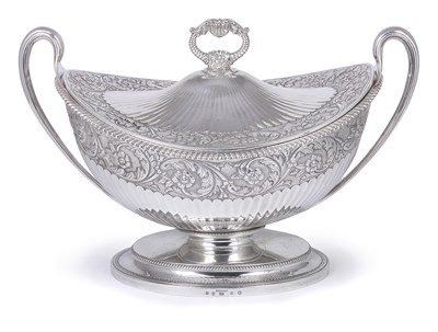 Lot 279 - A GEORGE IV SILVER SOUP TUREEN AND COVER