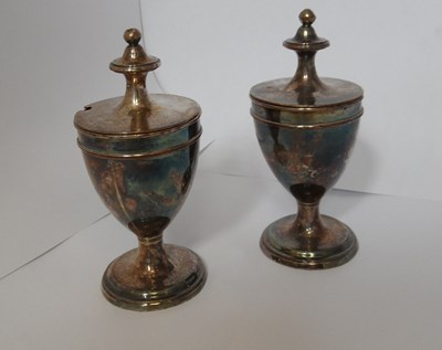 Lot 284 - A PAIR OF PLATED CONDIMENT VASES AND COVERS